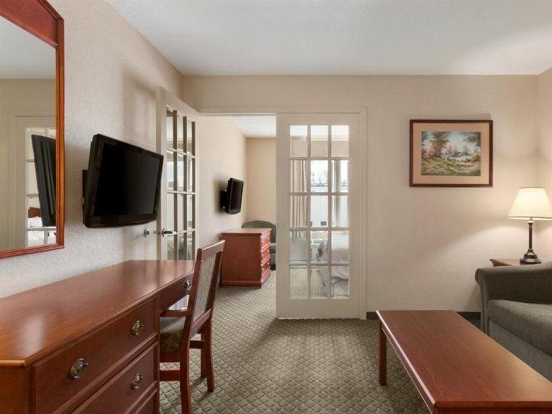 Days Inn & Suites By Wyndham Winkler Екстериор снимка
