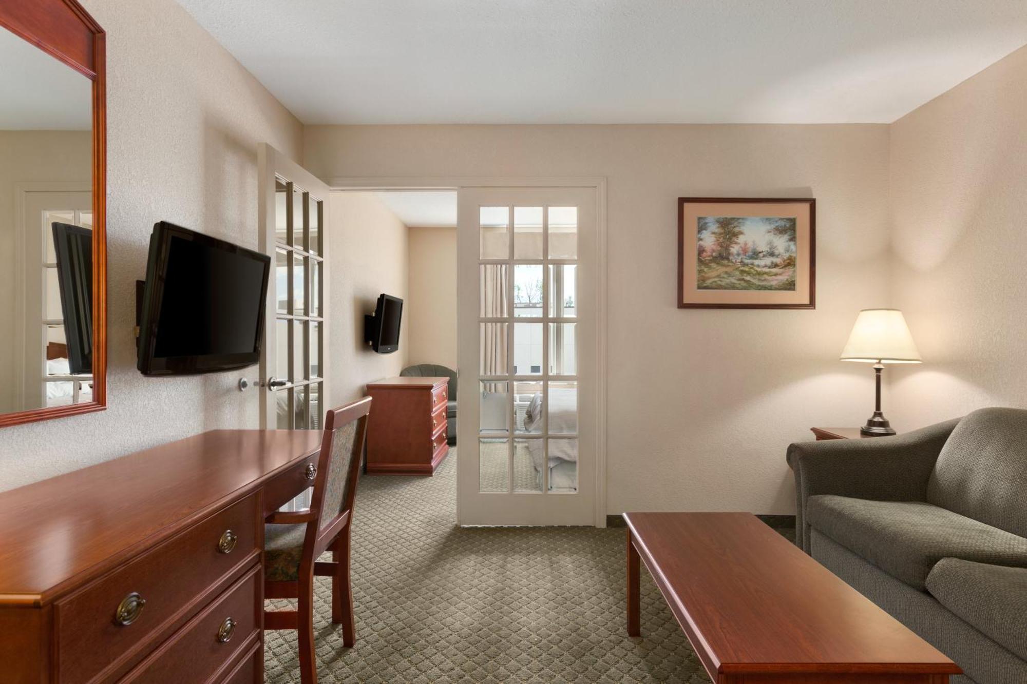 Days Inn & Suites By Wyndham Winkler Екстериор снимка