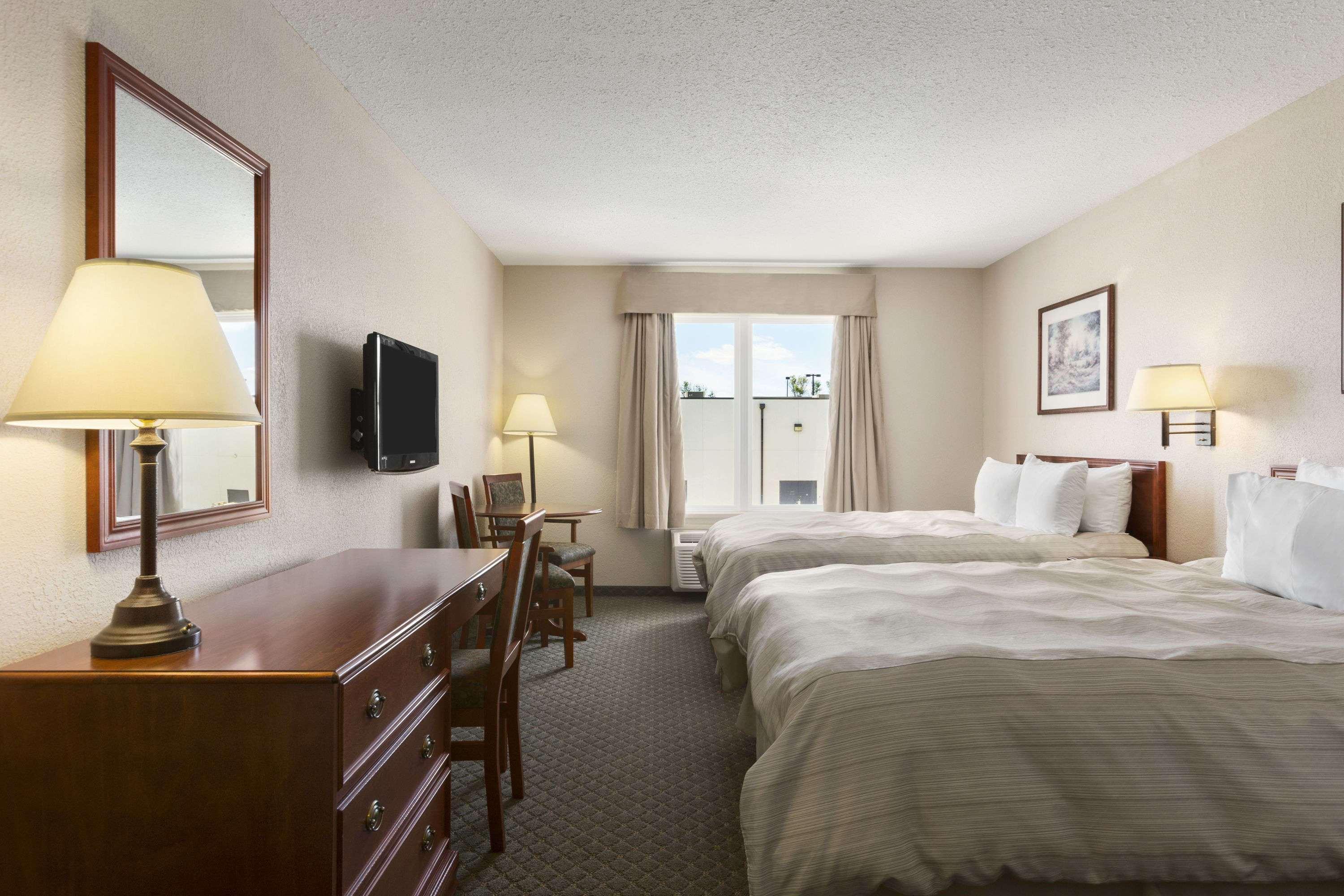 Days Inn & Suites By Wyndham Winkler Екстериор снимка