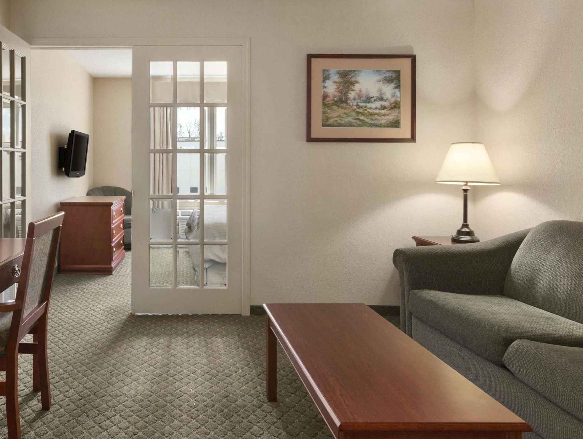 Days Inn & Suites By Wyndham Winkler Екстериор снимка