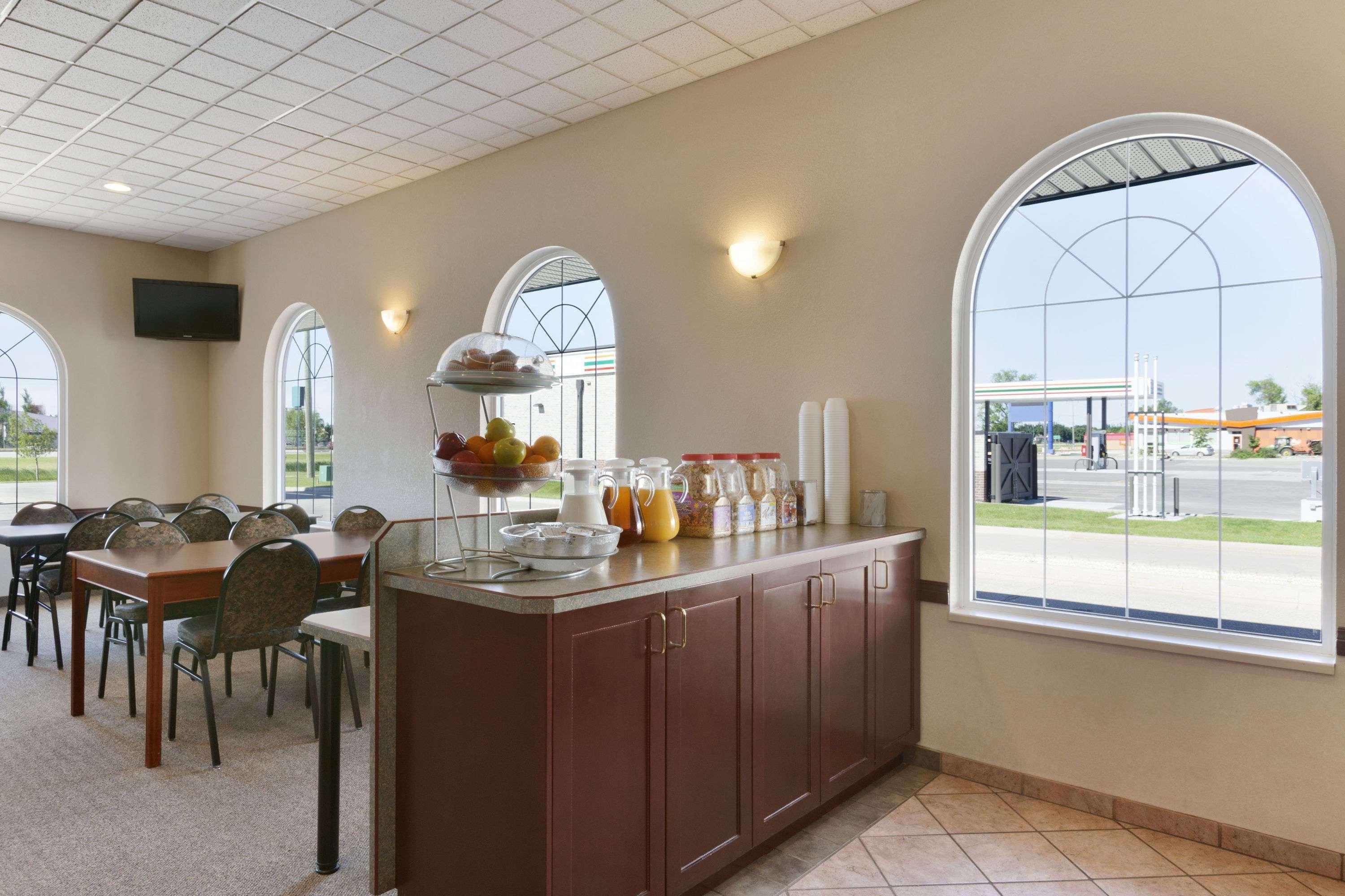 Days Inn & Suites By Wyndham Winkler Екстериор снимка