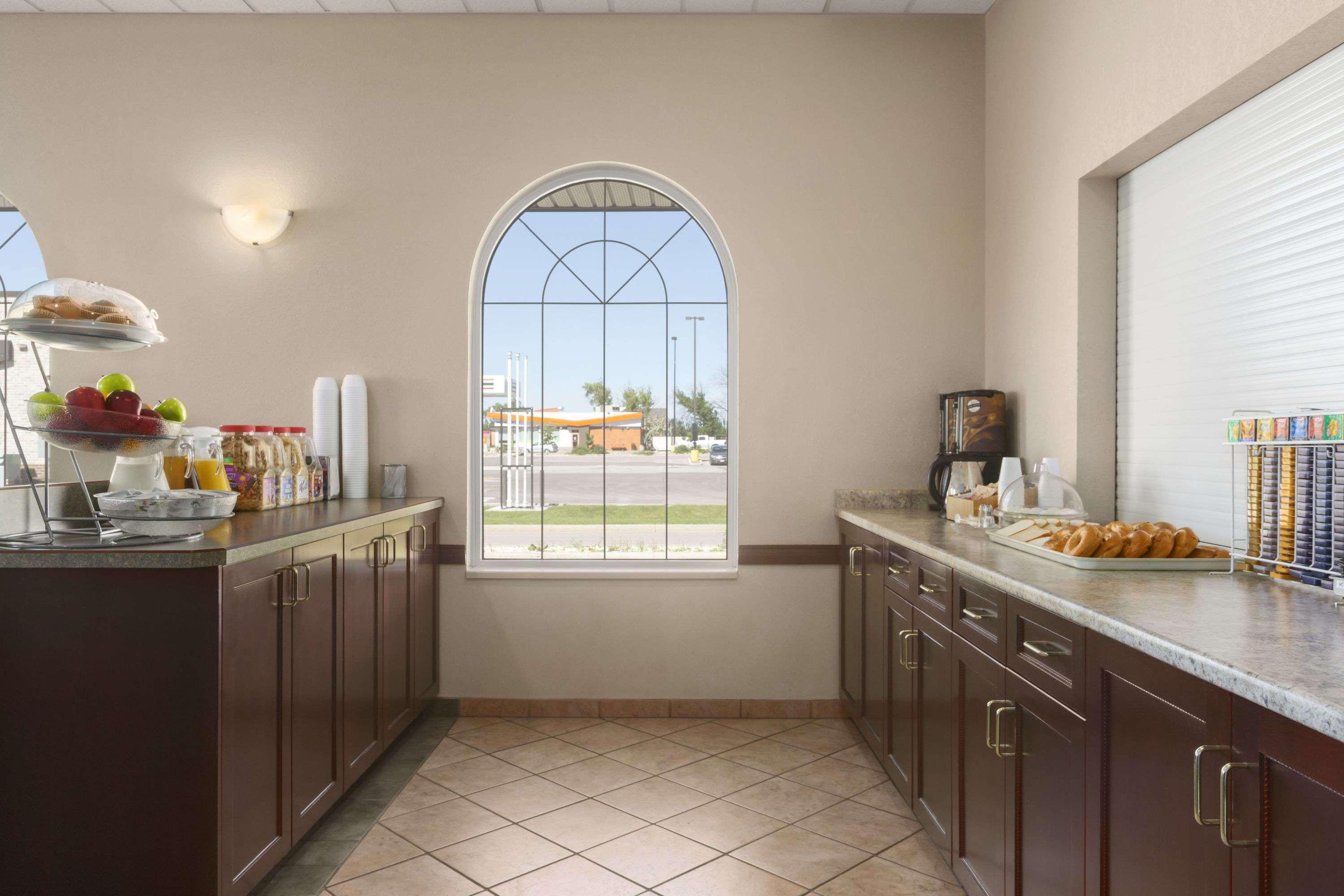 Days Inn & Suites By Wyndham Winkler Екстериор снимка