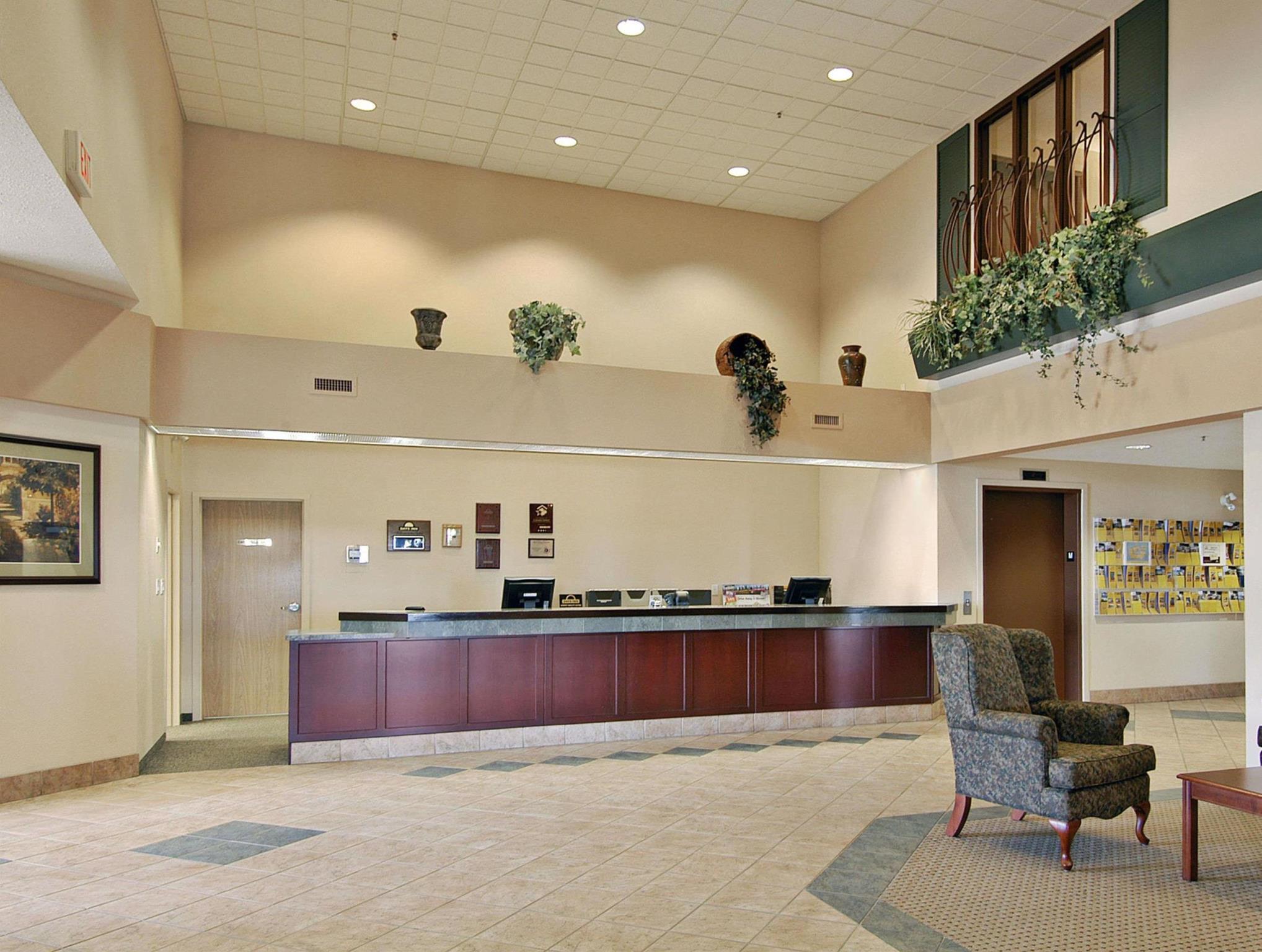 Days Inn & Suites By Wyndham Winkler Екстериор снимка