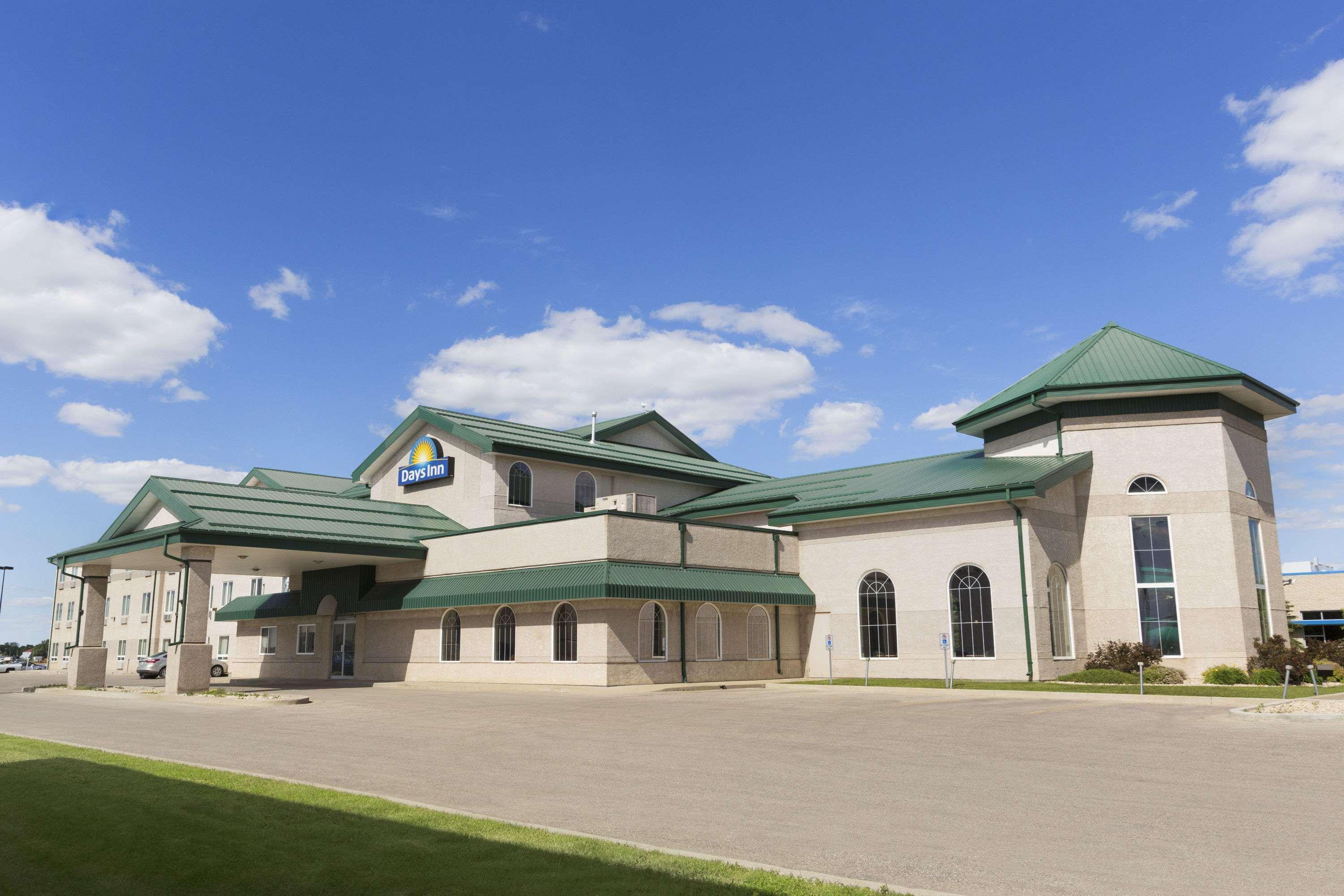 Days Inn & Suites By Wyndham Winkler Екстериор снимка