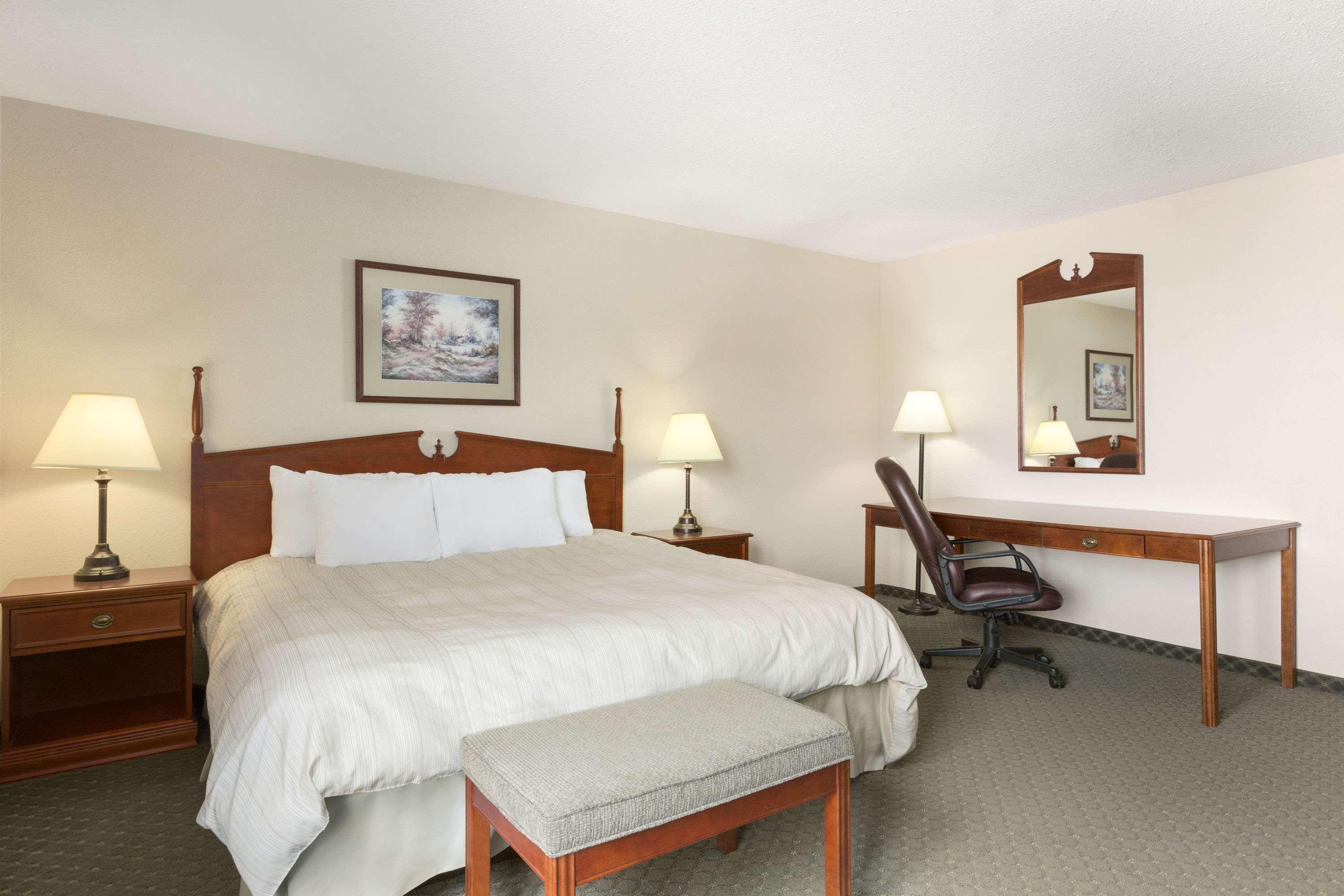 Days Inn & Suites By Wyndham Winkler Екстериор снимка