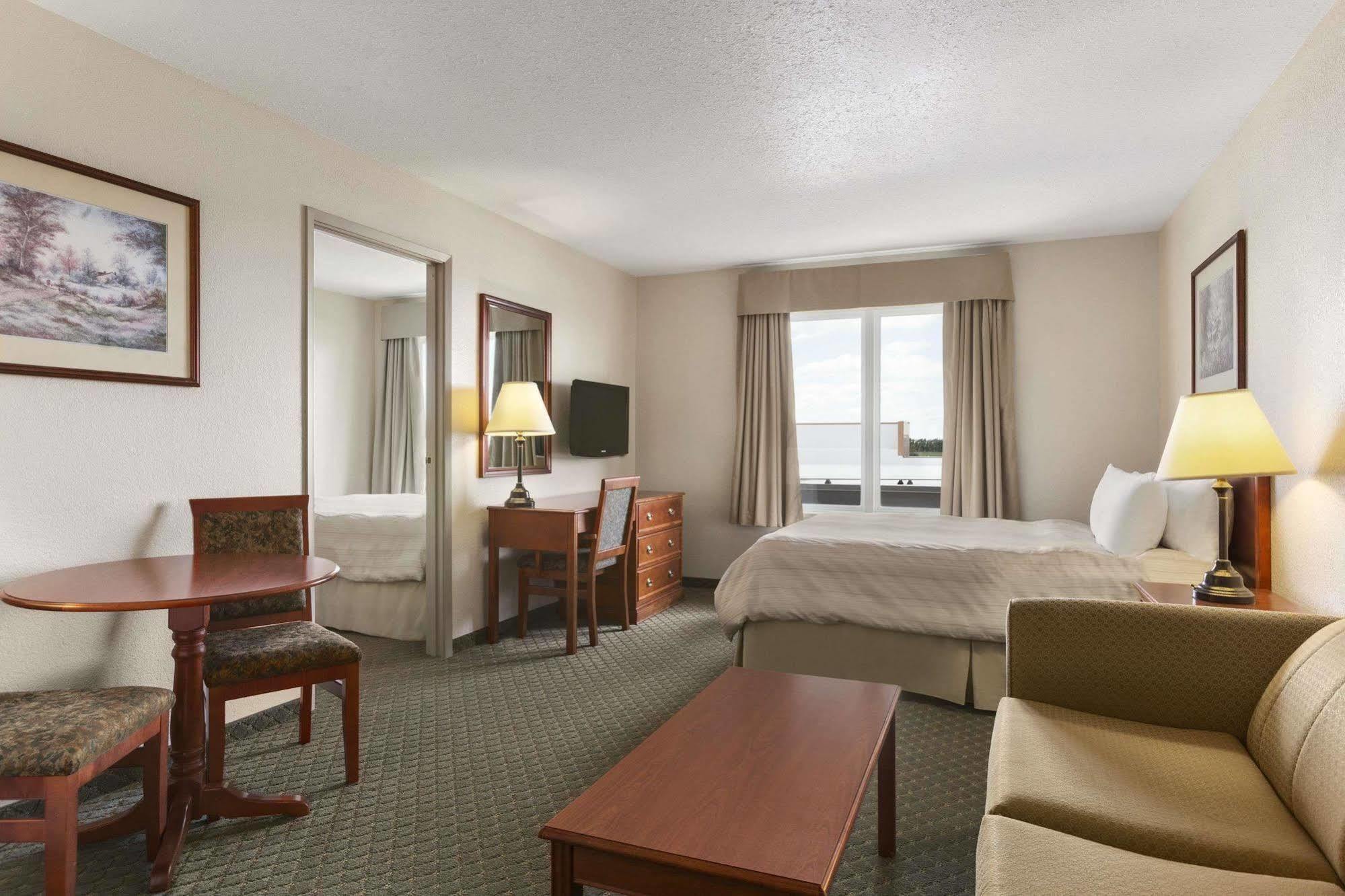 Days Inn & Suites By Wyndham Winkler Екстериор снимка